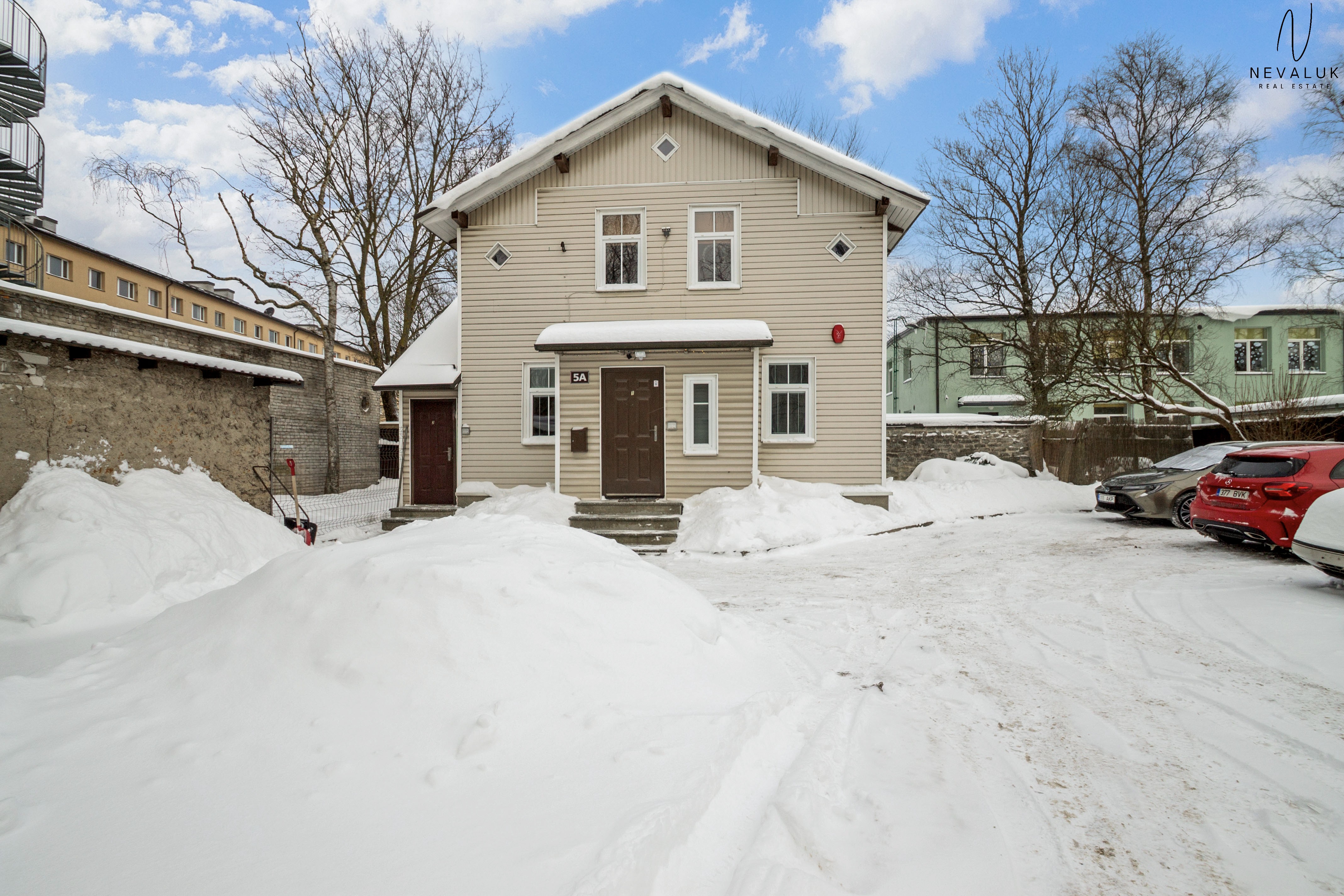 Roheline puidust välisuks ja trepp ajaloolise hõnguga majas Rapla tänaval