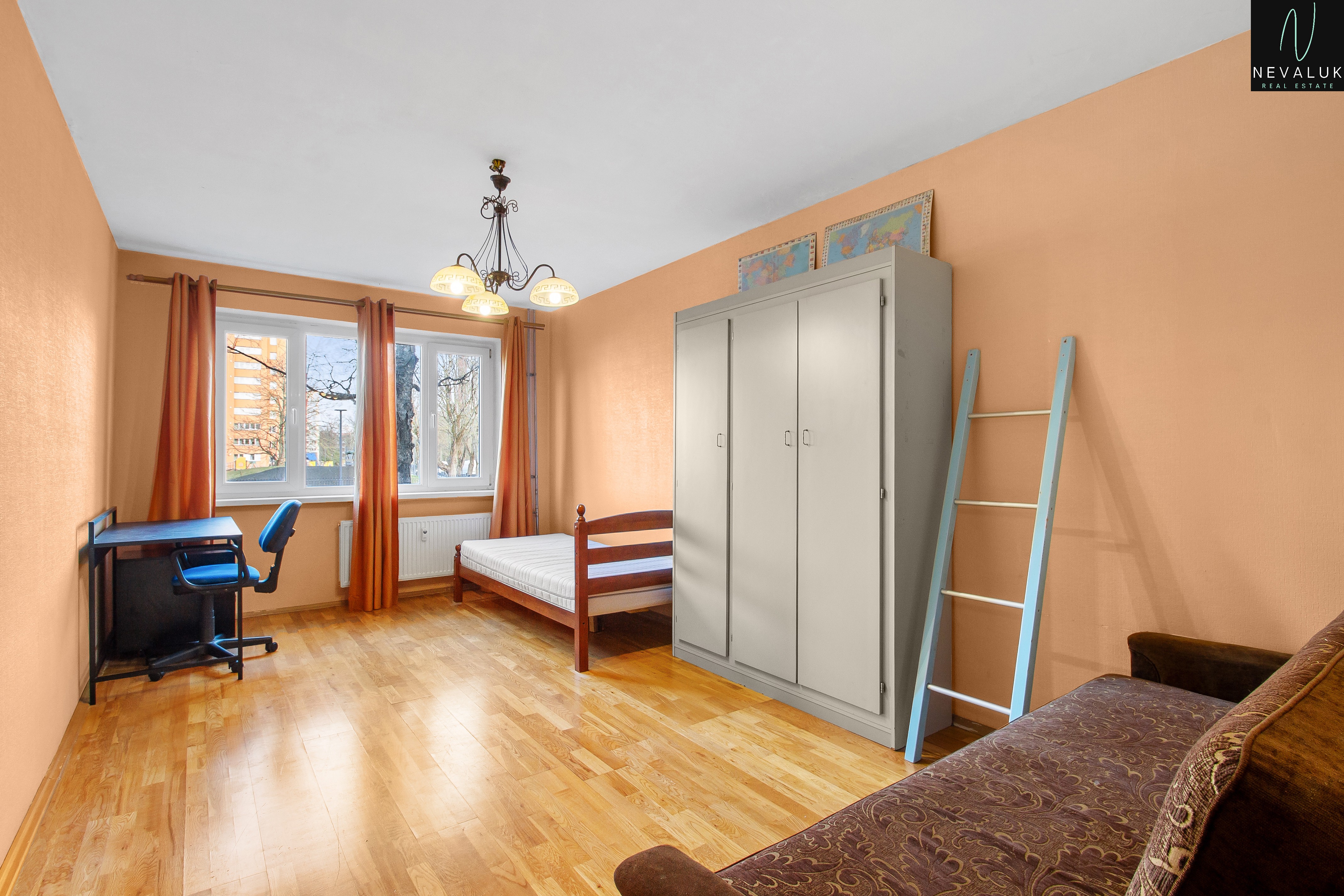 Valgusküllane elutuba vaatega rohelusse, korteri müük Tallinnas, Ehitajate tee 84