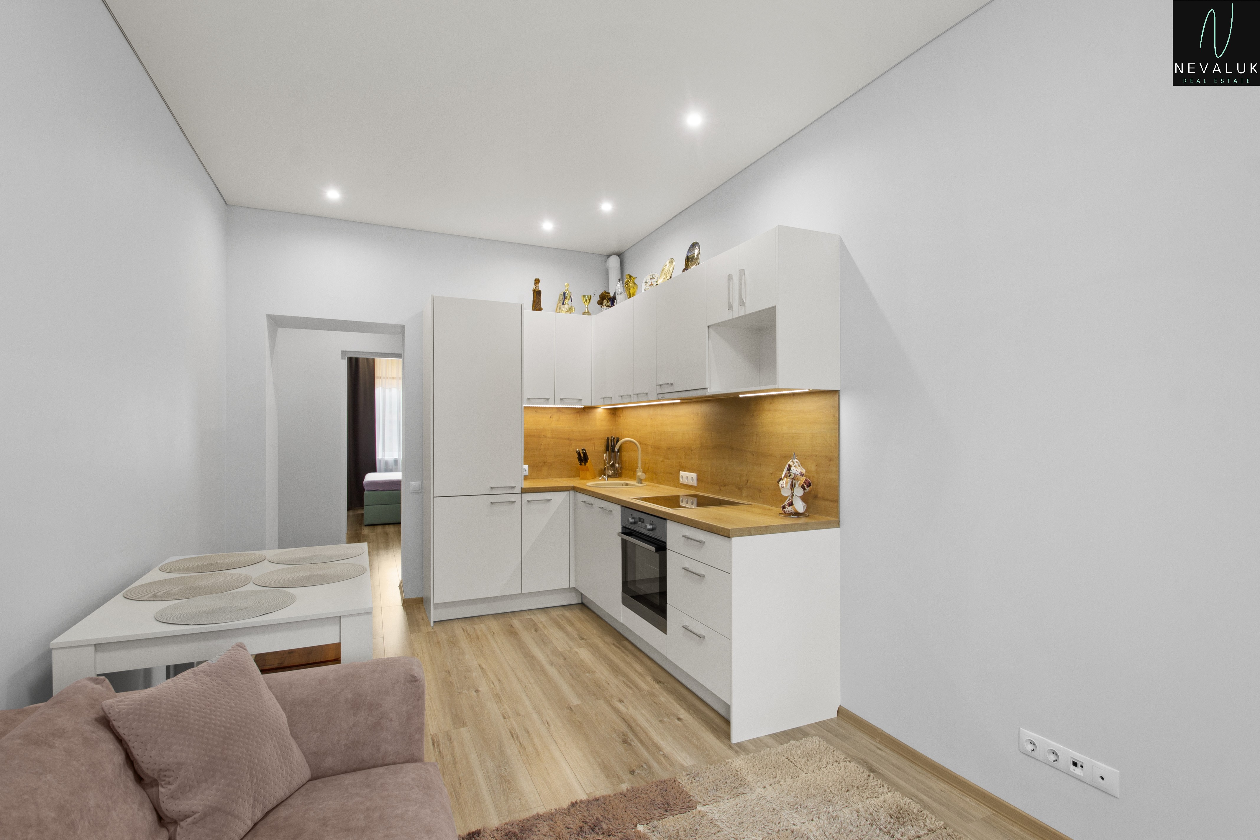 Avatud köök-elutuba, vaade esiku ja magamistoa suunas