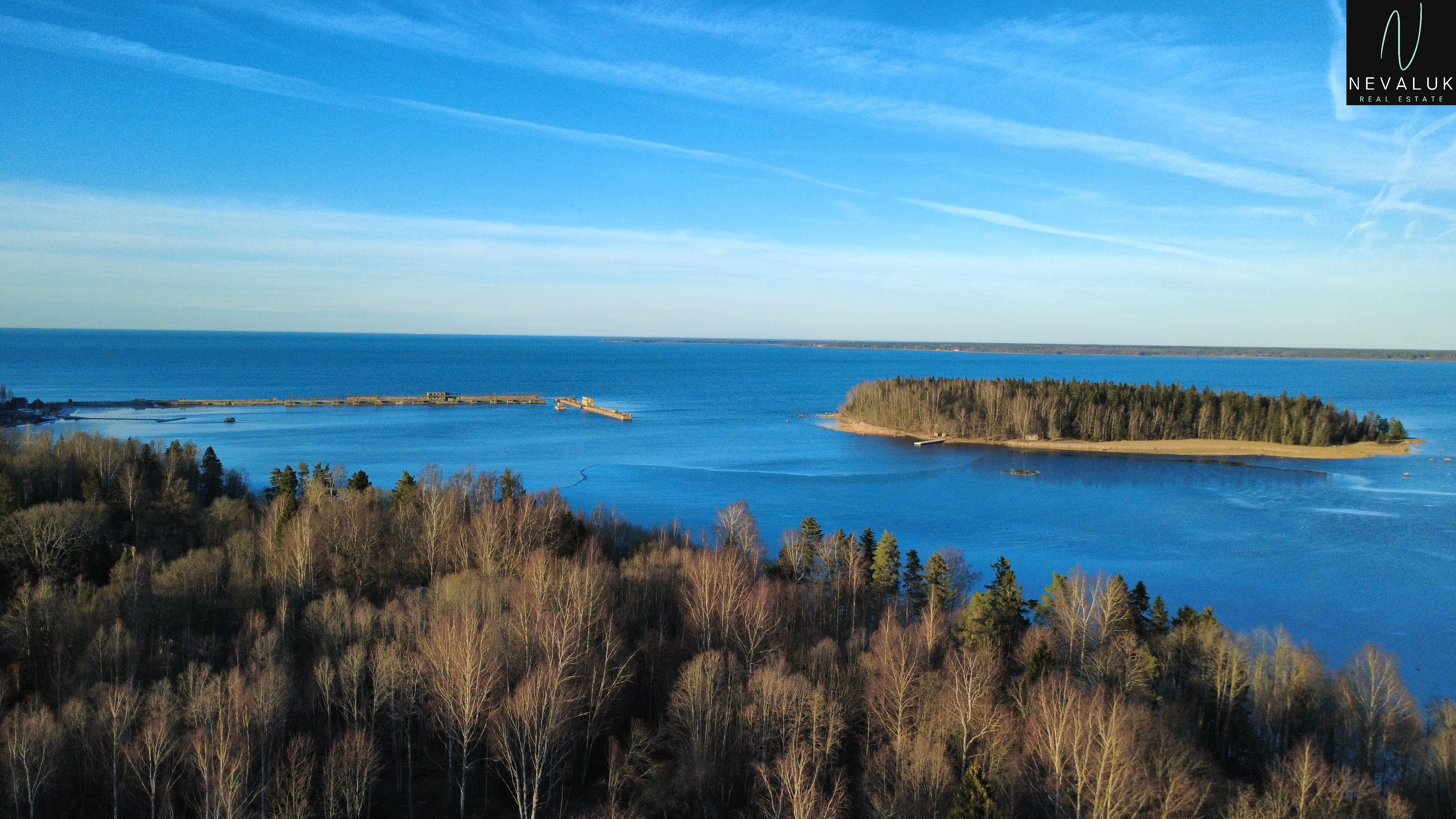 Panoraamvaade Hara lahele ja lähedal asuvale saarele kinnistu kohalt