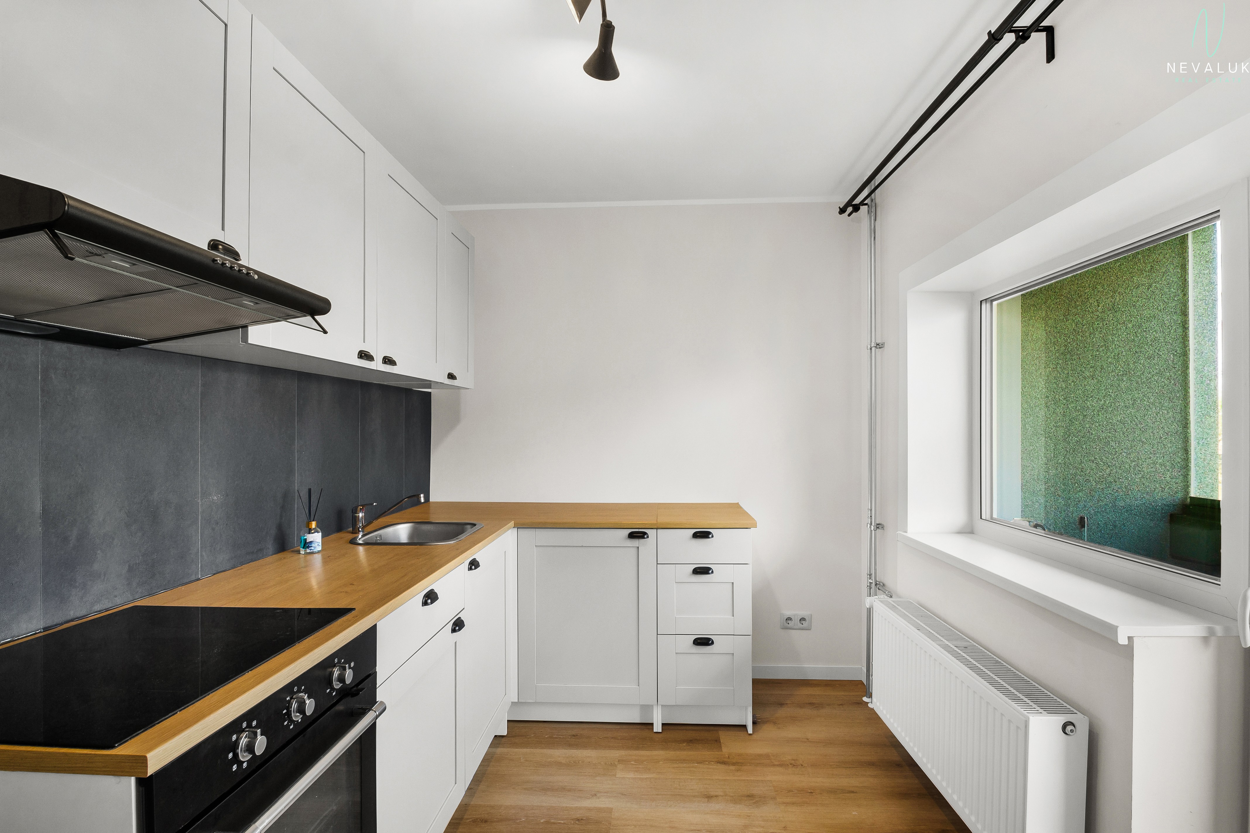 Kööginurk koos suure akna ja uue radiaatoriga Ehitaja tn 5 korteris