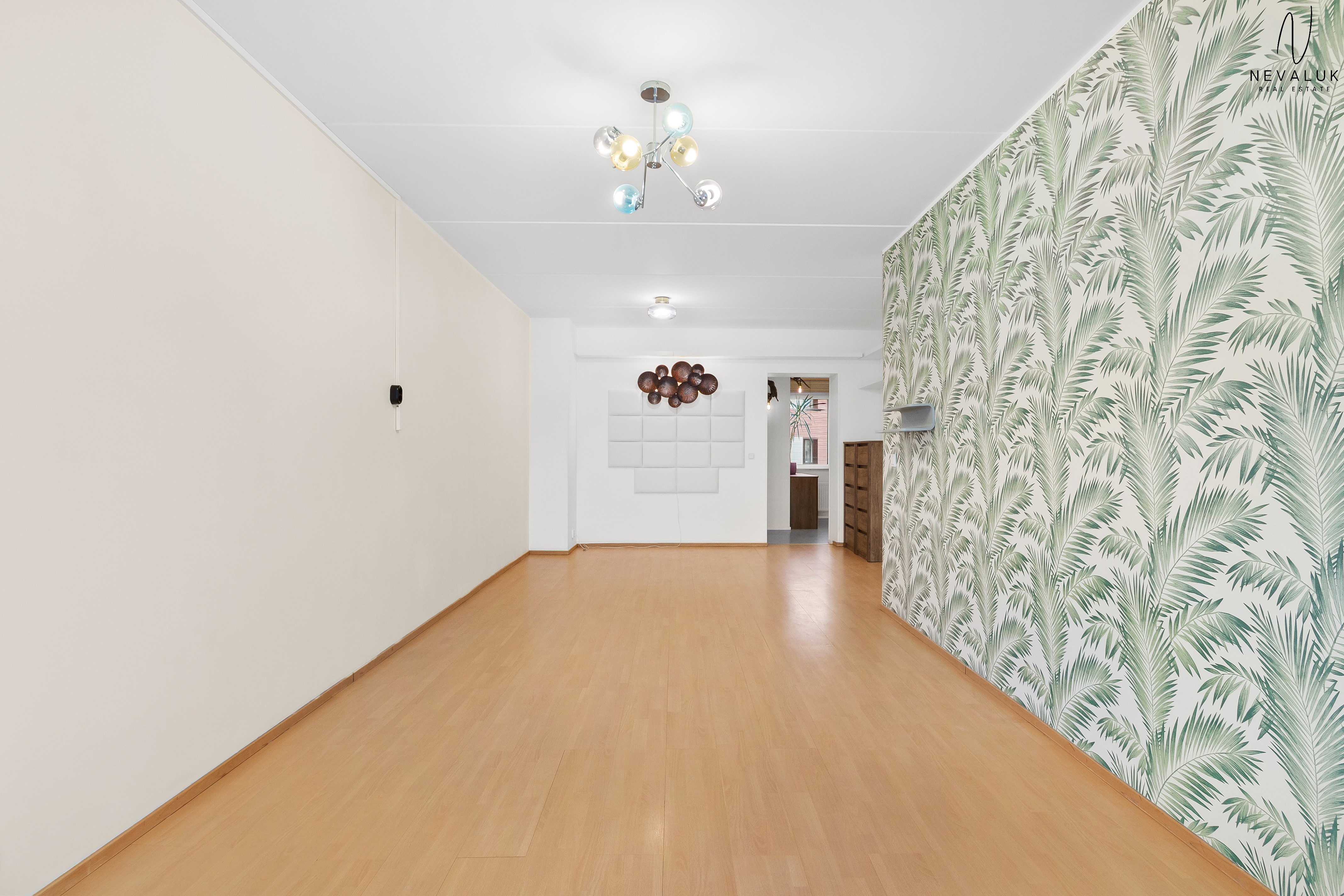 Vaade läbi elutoa esiku suunas, seinal dekoratiivsed heli summutavad paneelid