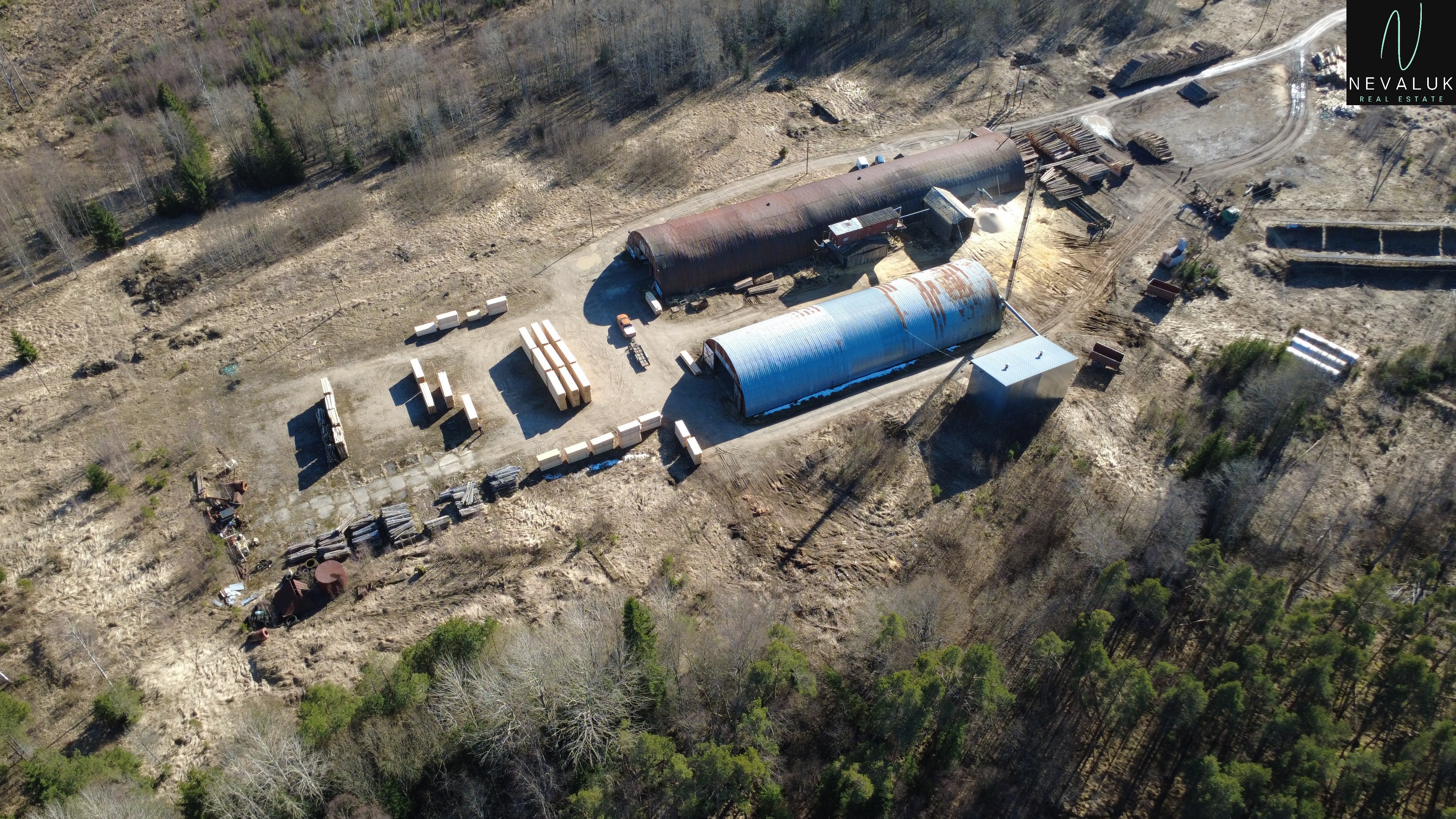 Aerofoto saekaatri tootmiskompleksist ja ladustatud puitmaterjalist Kehtna vallas