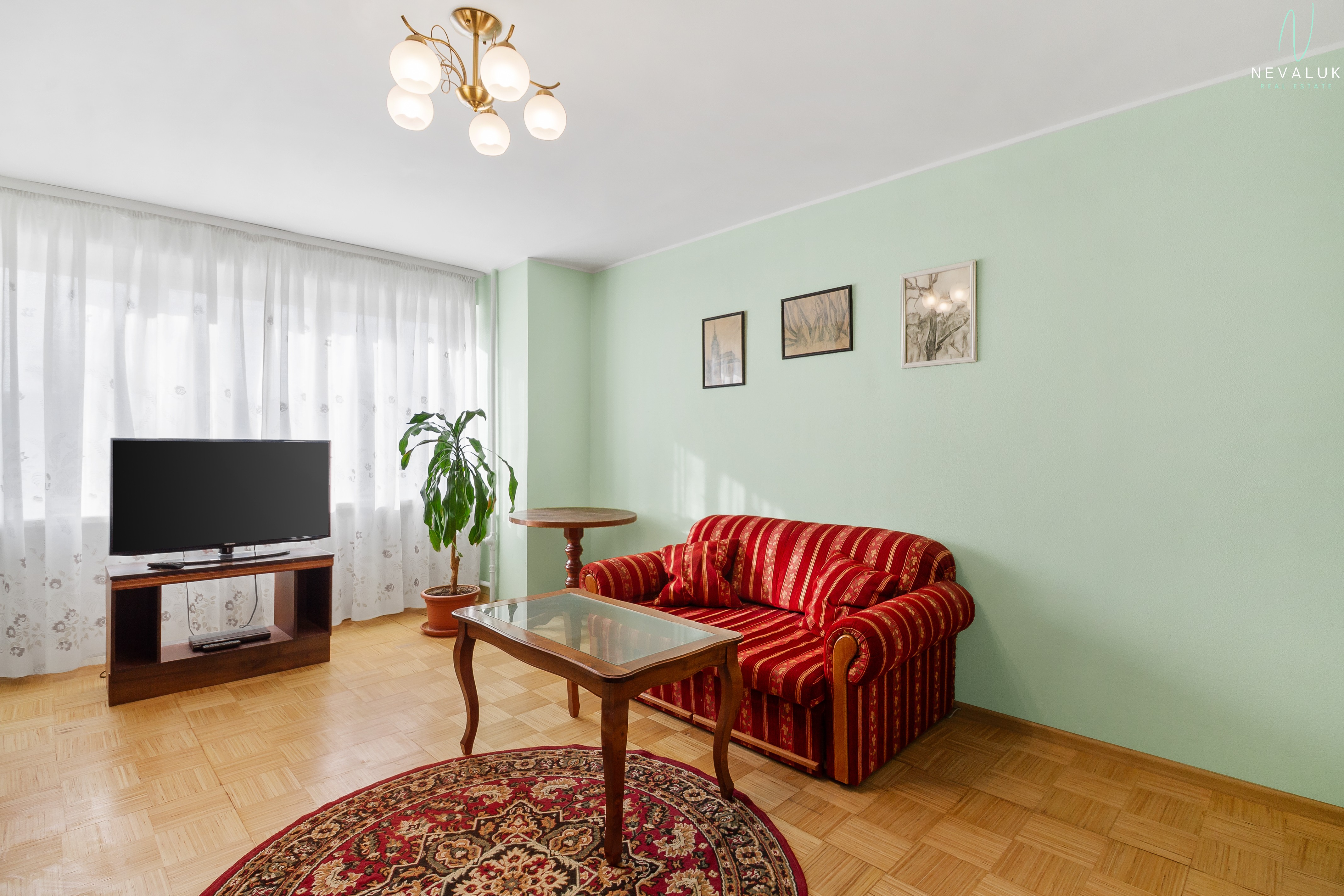 Hubane elutuba punase diivani ja televiisoriga korteris Randla 30a, Tallinn