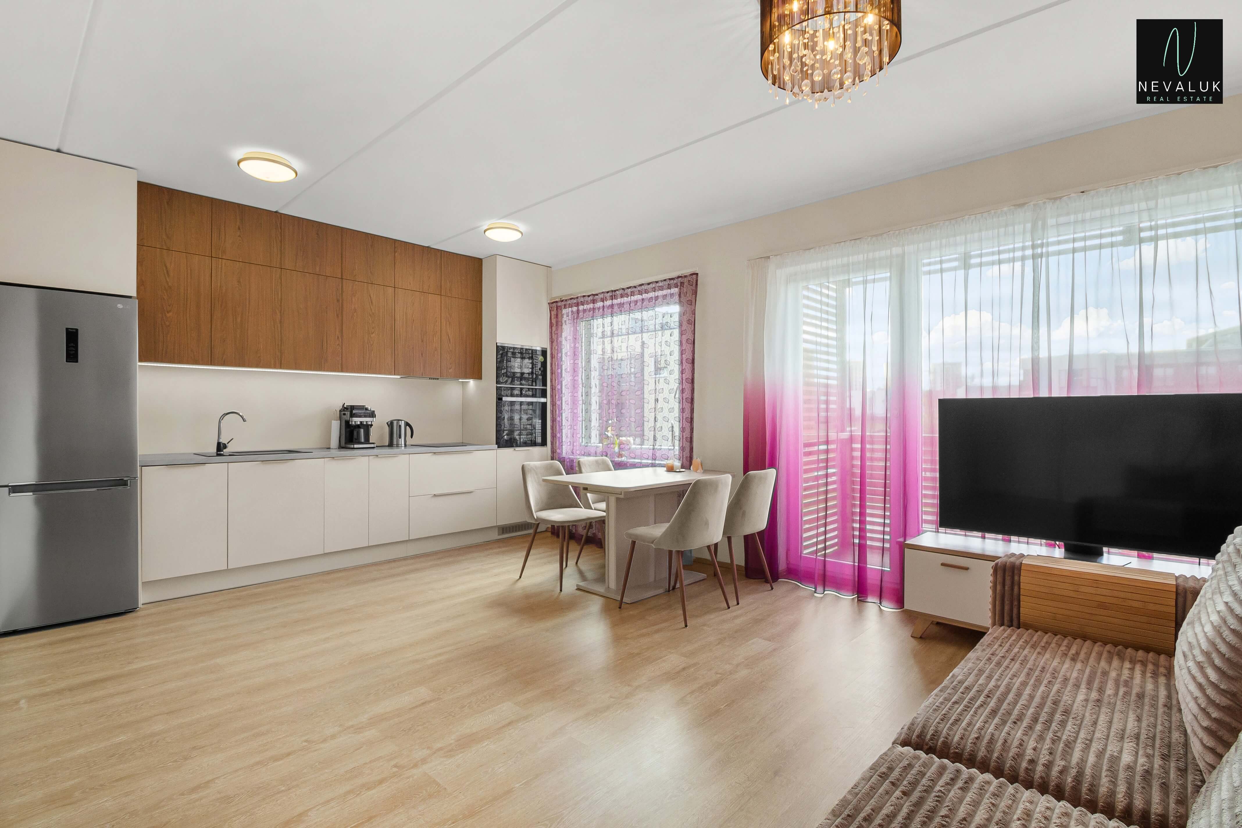 Tallinnas Pirita-Kose piiril müüdava 54,8 m² korteri avatud köök-elutuba uue köögimööbli ja sööginurgaga